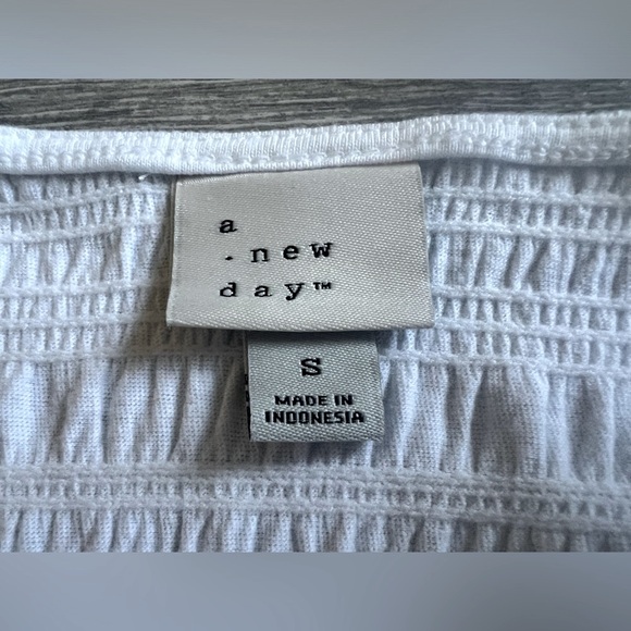 A new day textured smocked round neck basic short sleeve tee size S - Picture 5 of 6